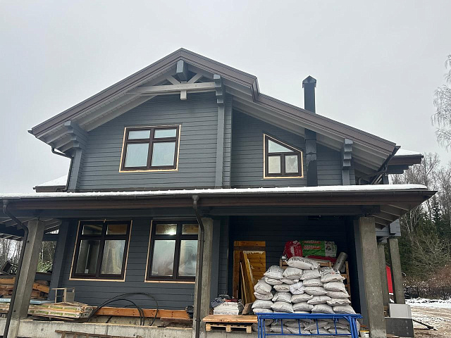 Установка окон и дверей ПВХ с обсадой в доме из широкого клеёного бруса: реальный пример монтажа